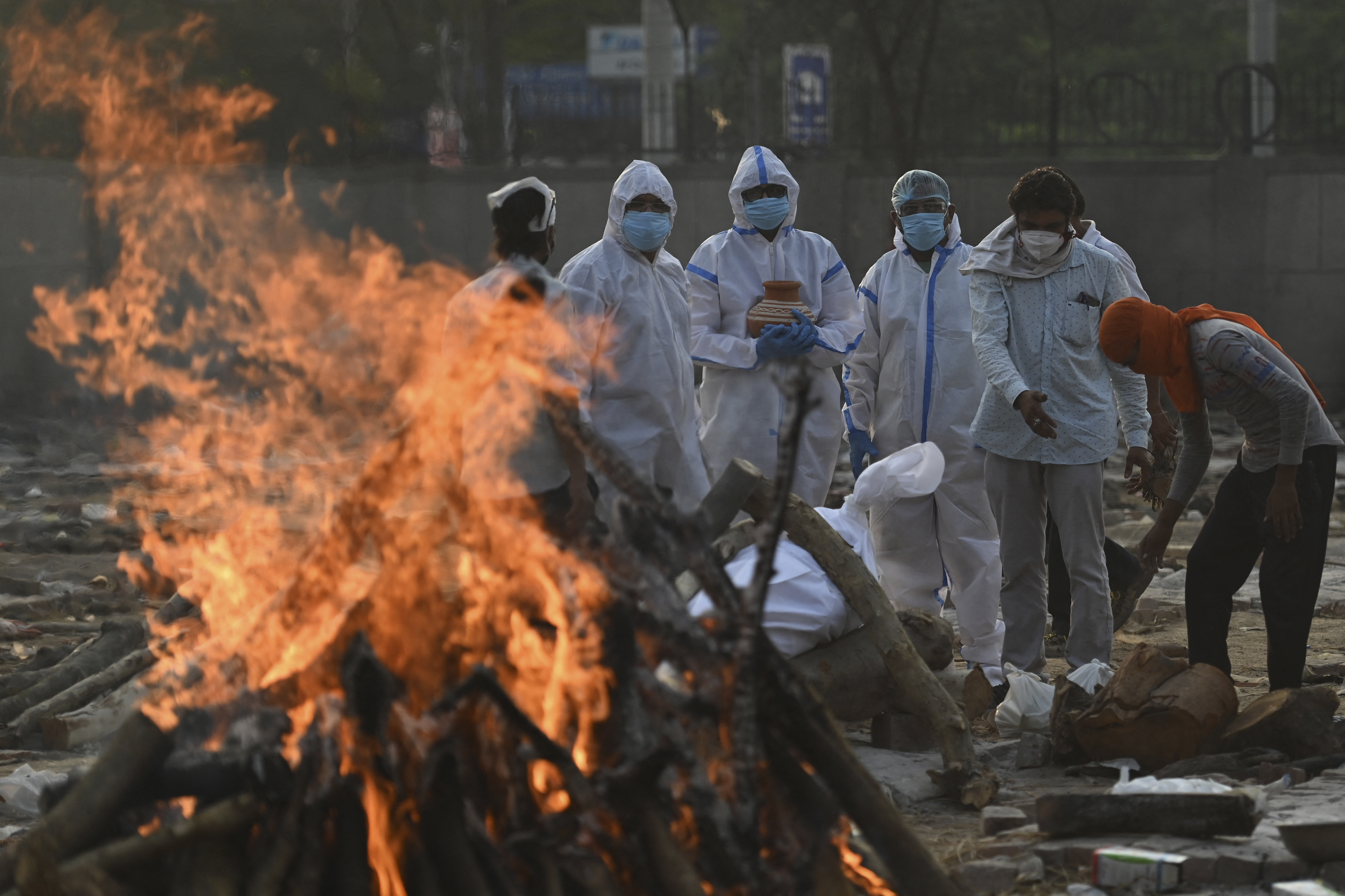 La situación en India ha llevado a que imágenes como esta, en la que incineran los cuerpos de las víctimas del covid-19, sean comunes. (Foto Prensa Libre:  Arun SANKAR / AFP)