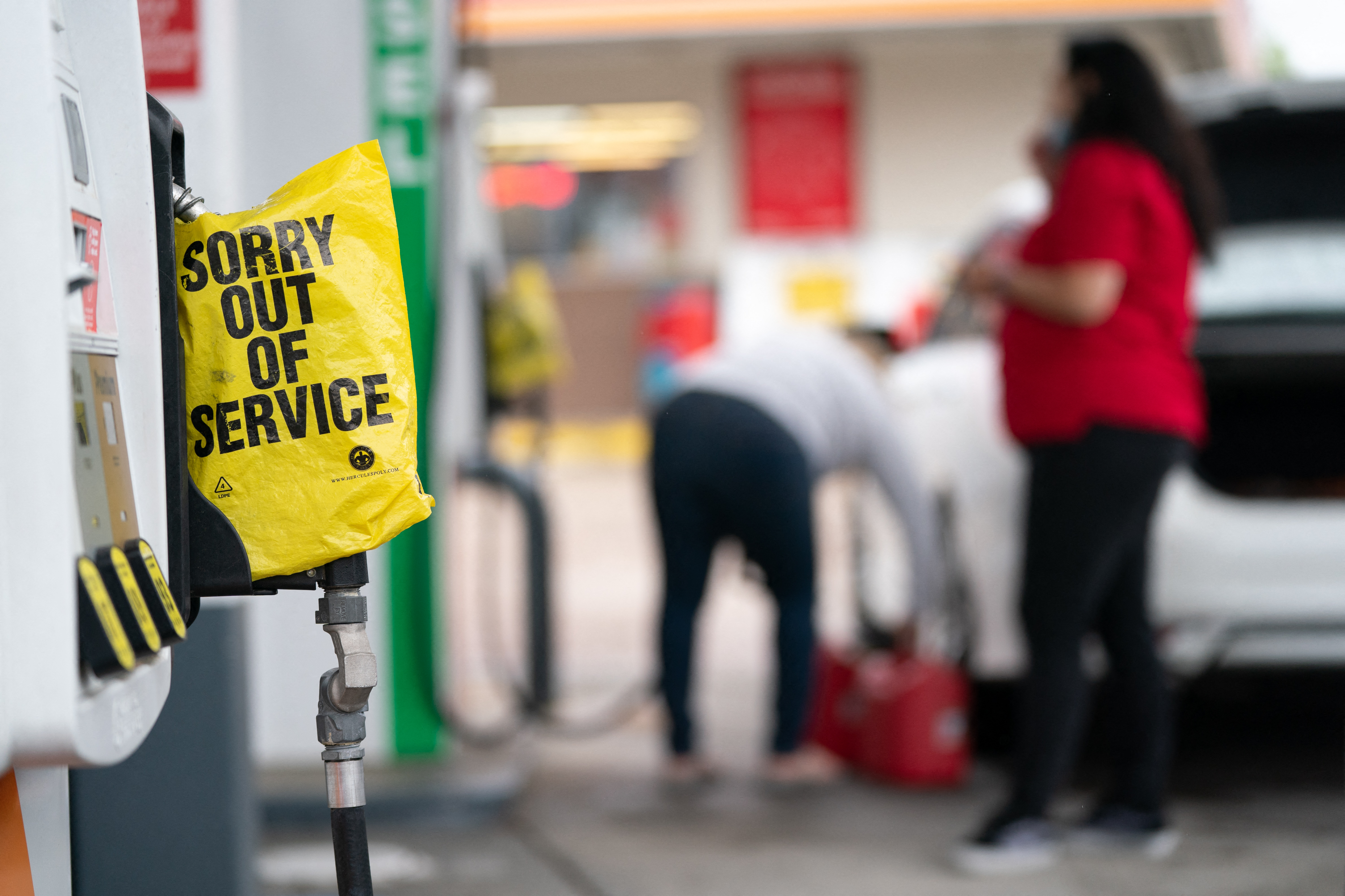 En varias estaciones de servicio el combustible se agotó. (Foto Prensa Libre: AFP)