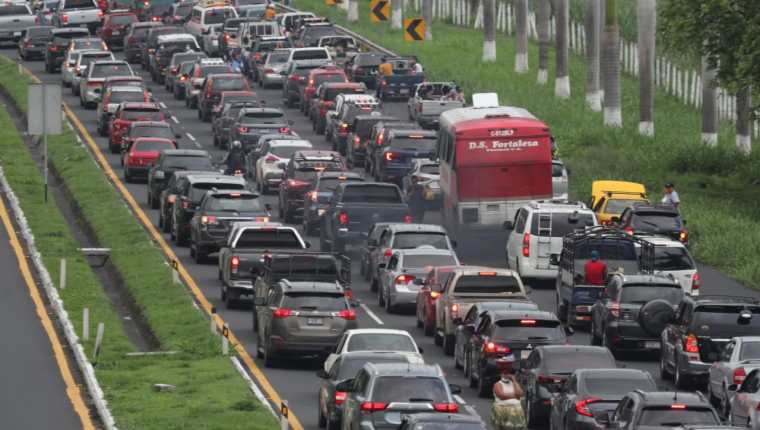 Largas filas de vehículos sobre la autopista Palín - Escuintla. (Foto Prensa Libre: Érick Ávila)