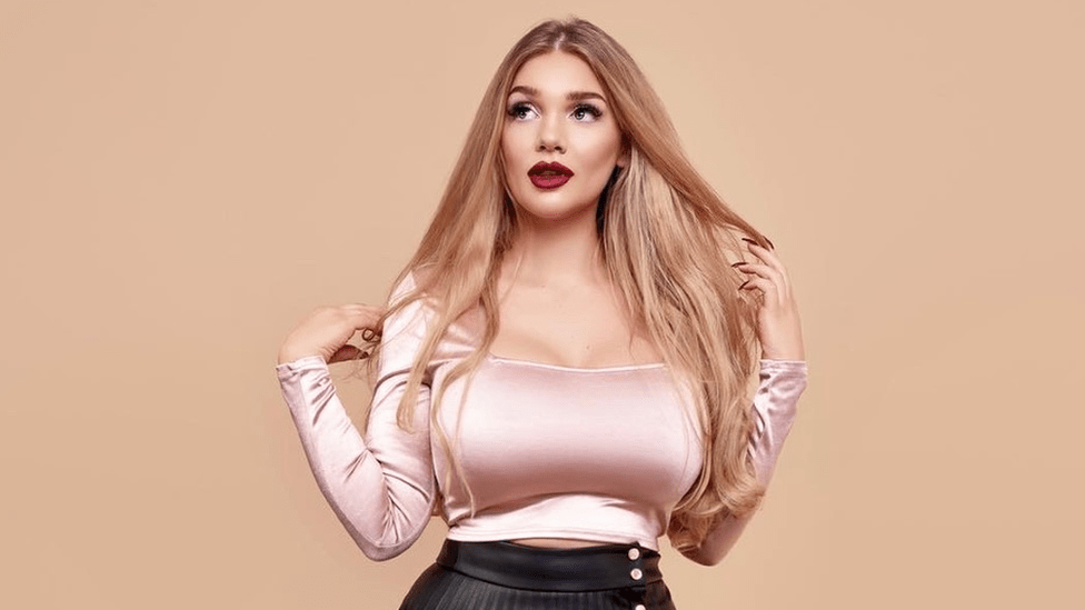 Lucy Dawson tiene ahora 25 años: "En el transcurso de una semana mi comportamiento dio un giro completo" cuenta sobre cómo comenzó a manifestar su enfermedad hace cuatro años.