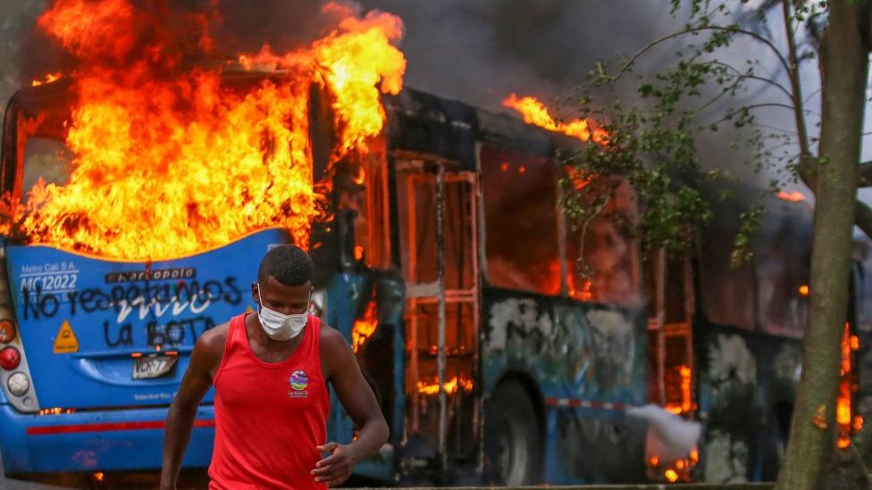 Los disturbios y los actos más graves de vandalismo se registraron en Cali, la capital del departamento del Valle del Cauca, dejando víctimas e importantes destrozos materiales.