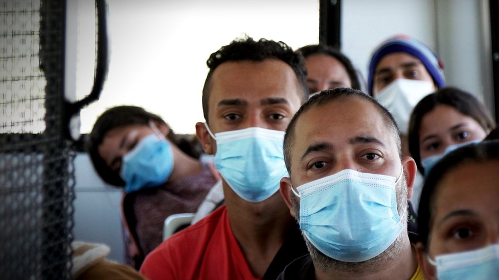 Los migrantes son liberados bajo la condición de que asistan a sus citas en la corte para defender sus casos de asilo.