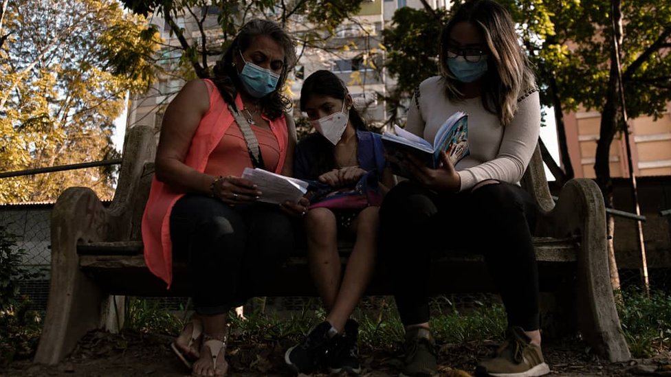 La familia de Jaime leía con preocupación las cartas que les escribía desde la cama.