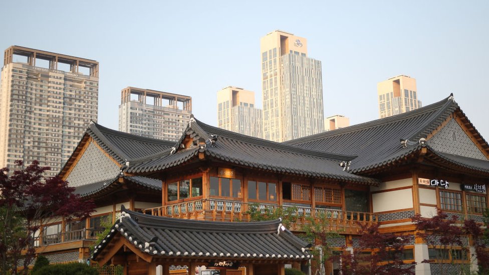 Entre los altísimos rascacielos se pueden encontrar los Hanoks, la vivienda de planta baja tradicional coreana.