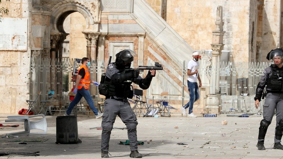Fuertes enfrentamientos tuvieron lugar fuera de la mezquita Al Aqsa en la Ciudad Vieja de Jerusalén. REUTERS