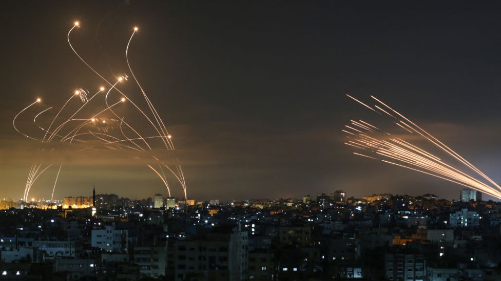 Los misiles israelíes (i), en rumbo de intercepción de los cohetes de Hamás (d) (ANAS BABA/GETTY IMAGES)
