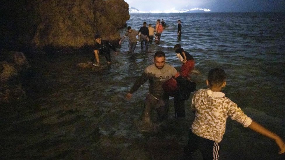 Los migrantes aprovecharon la marea baja para intentar cruzar la frontera. Entre ellos, se encontraban cientos de menores de edad.