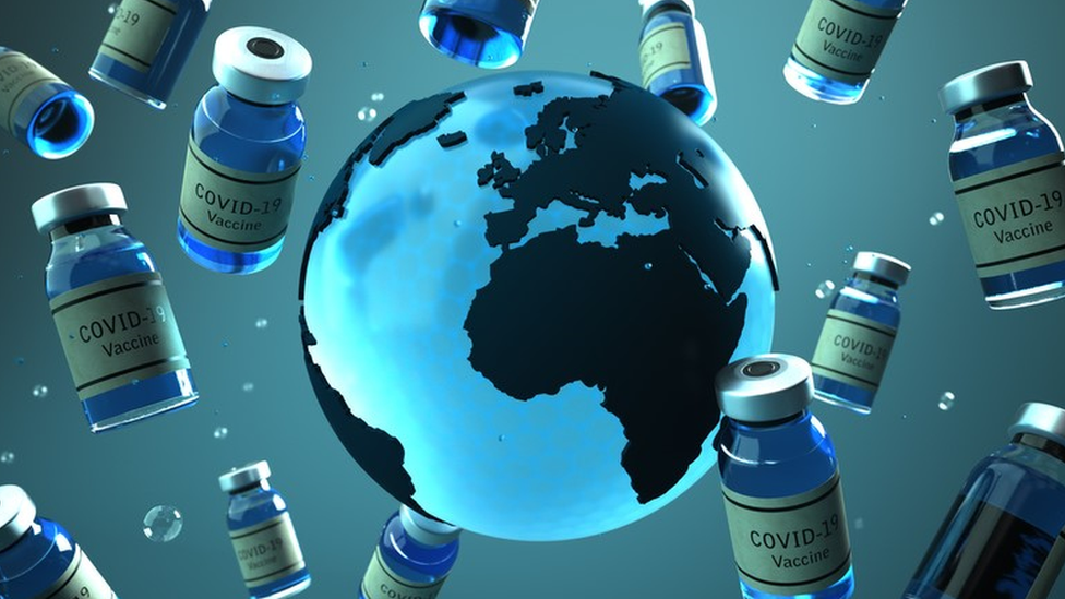 El microbiólogo John McConnell afirma que los países ricos debe donar vacunas a los países que no pueden comprarlas.