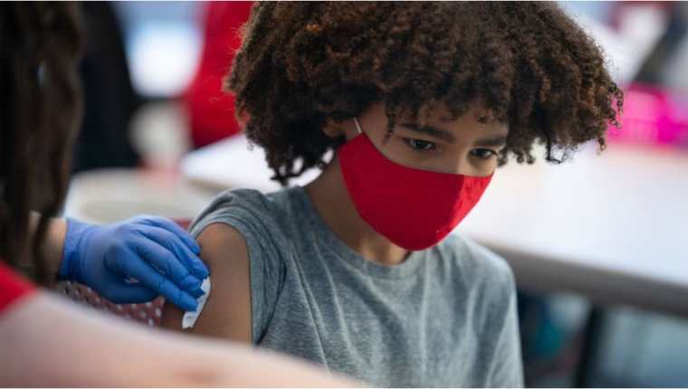Estados Unidos ya ha comenzado a vacunar a menores de edad. GETTY IMAGES