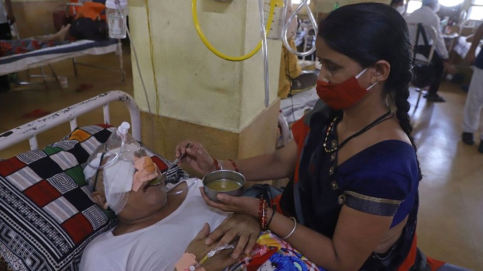 Una mujer que se recuperó de covid y ahora tiene mucormicosis yace en una cama de hospital en un hospital de Jabalpur, en India.
