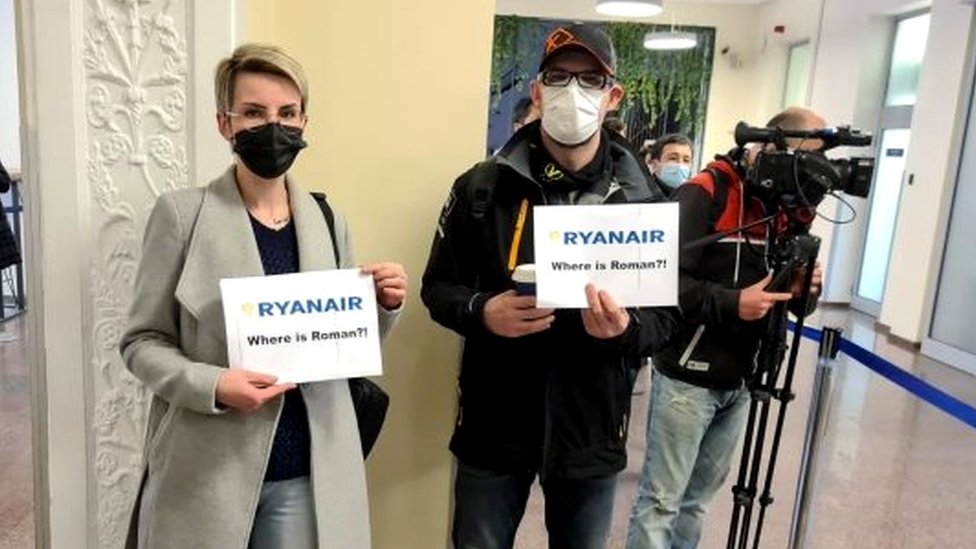La condena al gobierno de Bielorrusia por desviar un avión “para detener a un periodista crítico”