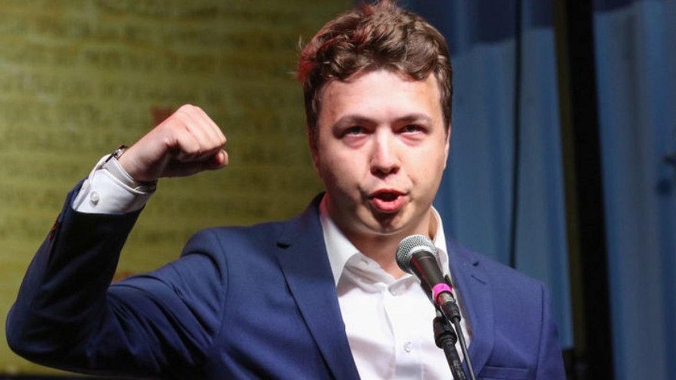 Roman Protasevich dirigiéndose a opositores bielorrusos en Gdansk, Polonia, el pasado mes de agosto.