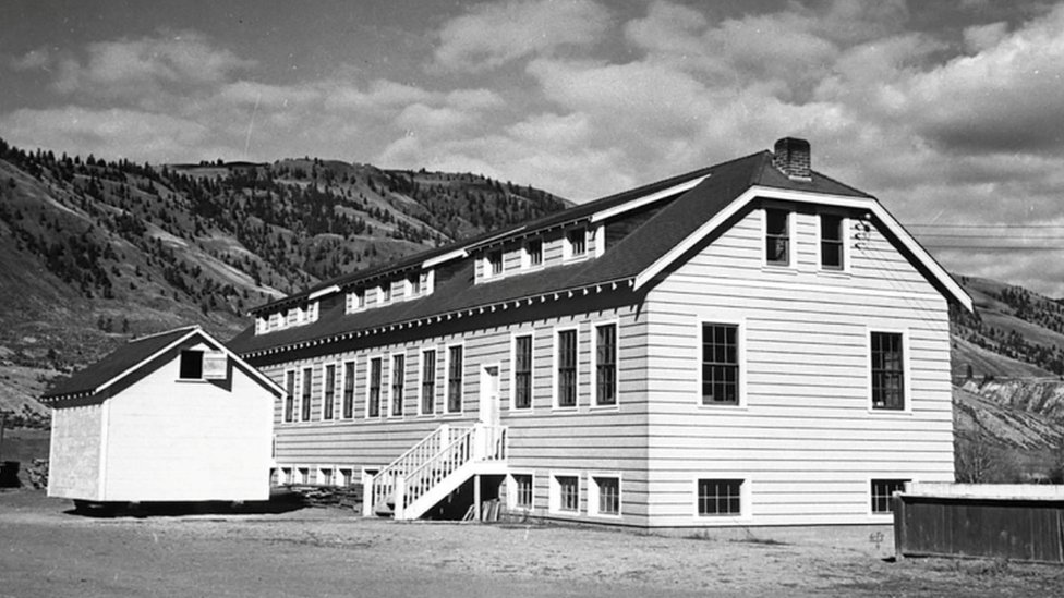 La escuela residencial Kamloops en Columbia Británica llegó a albergar a 500 niños. Fotografía: BBC News. 