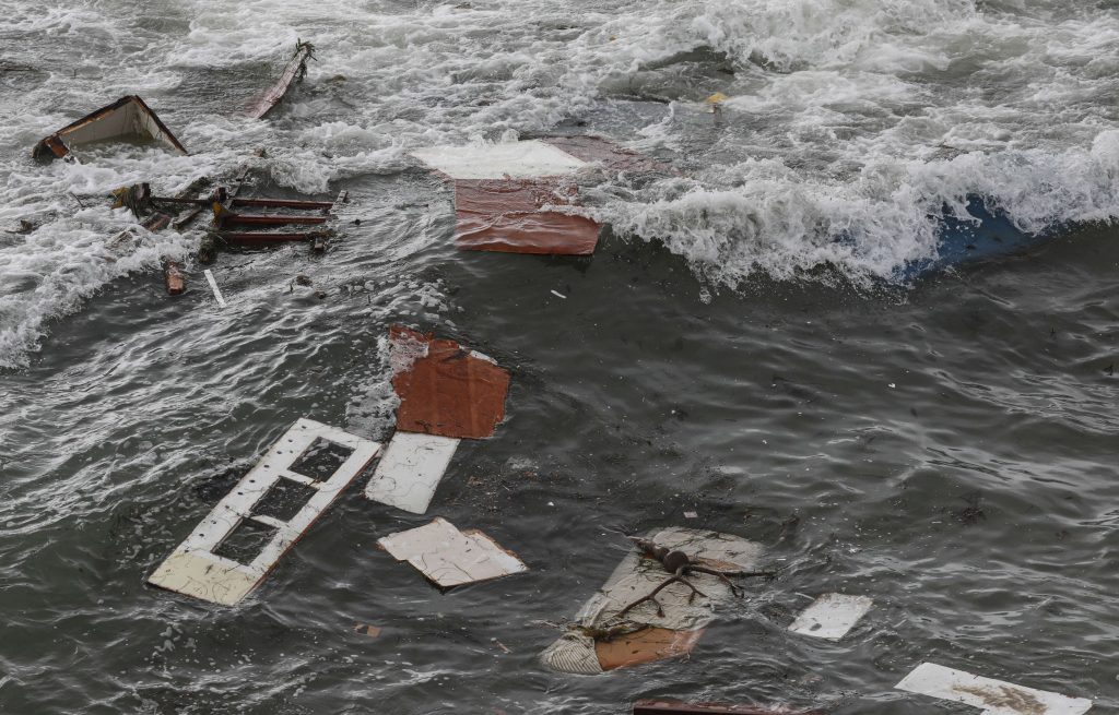Restos del bote accidentado en San Diego, California. (Foto Prensa Libre: AFP)
