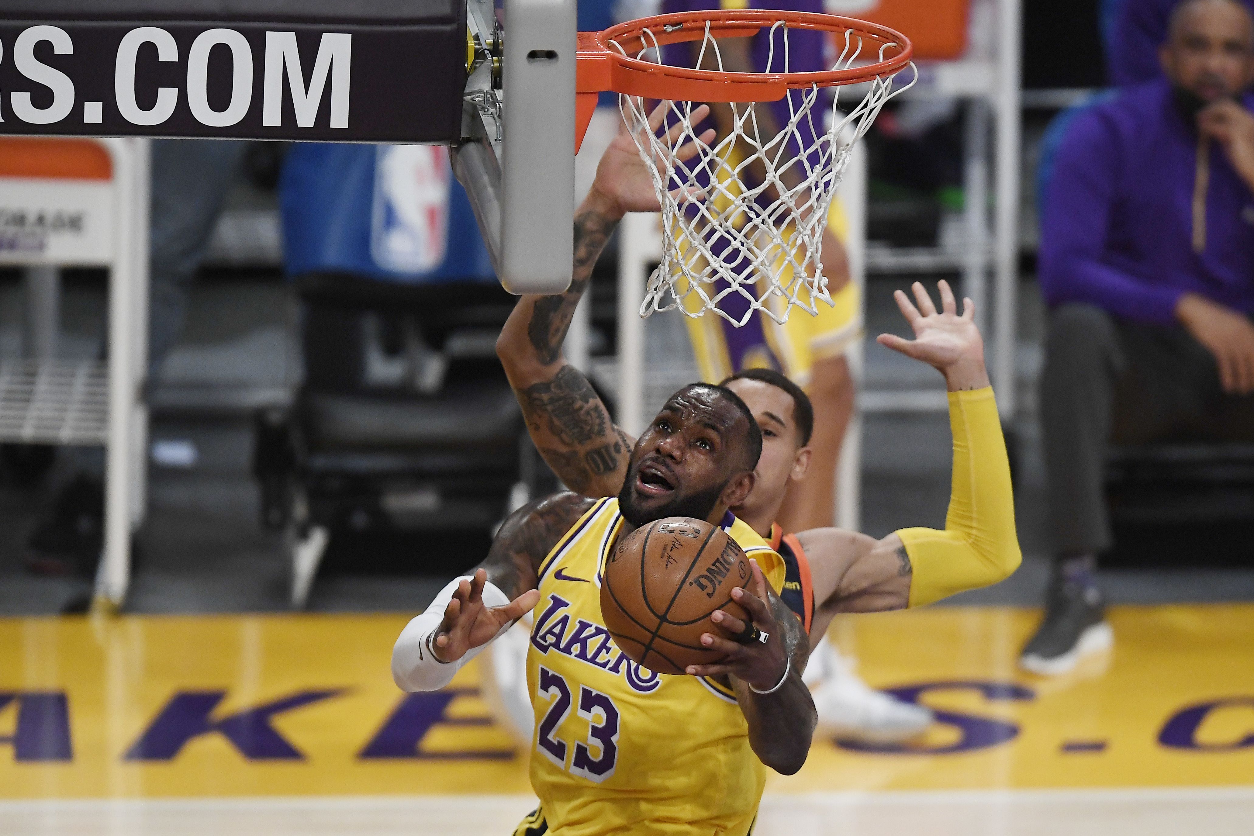 LeBron James #23 de los los Lakers de Los Ángeles en una acción del partido de ayer. Foto Prensa Libre: AFP.