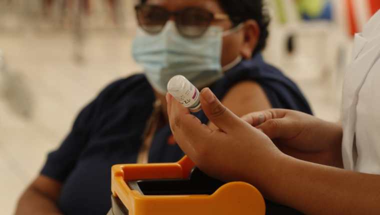 El proceso de vacunación avanza en Guatemala, donde sectores le exigen al Ministerio de Salud que agilice la inmunización de la población. (Foto Prensa Libre: Esbin García)