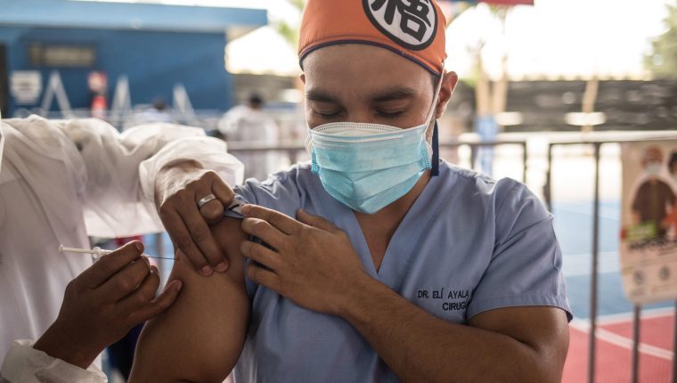 -FOTODELDIA- AME2060. CIUDAD DE GUATEMALA (GUATEMALA), 13/03/2021.- Un hombre recibe una vacuna contra la covid-19 el 10 de marzo de 2021, en el campo polideportivo del barrio Gerona, en Ciudad de Guatemala (Guatemala). Guatemala cumplió este sábado un año desde que detectó el primer caso de la covid-19 en su territorio, con más de 181.000 contagios y 6.500 muertes y continúa con su proceso de vacunación rezagada, con el 0,13 % de personas inmunizadas en los últimos 15 días. EFE/ Esteban Biba