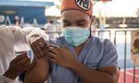-FOTODELDIA- AME2060. CIUDAD DE GUATEMALA (GUATEMALA), 13/03/2021.- Un hombre recibe una vacuna contra la covid-19 el 10 de marzo de 2021, en el campo polideportivo del barrio Gerona, en Ciudad de Guatemala (Guatemala). Guatemala cumplió este sábado un año desde que detectó el primer caso de la covid-19 en su territorio, con más de 181.000 contagios y 6.500 muertes y continúa con su proceso de vacunación rezagada, con el 0,13 % de personas inmunizadas en los últimos 15 días. EFE/ Esteban Biba