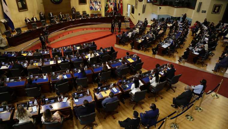 El Congreso de El Salvador es dirigido por una mayoría oficialista. (Fotografía Prensa Libre: EFE)