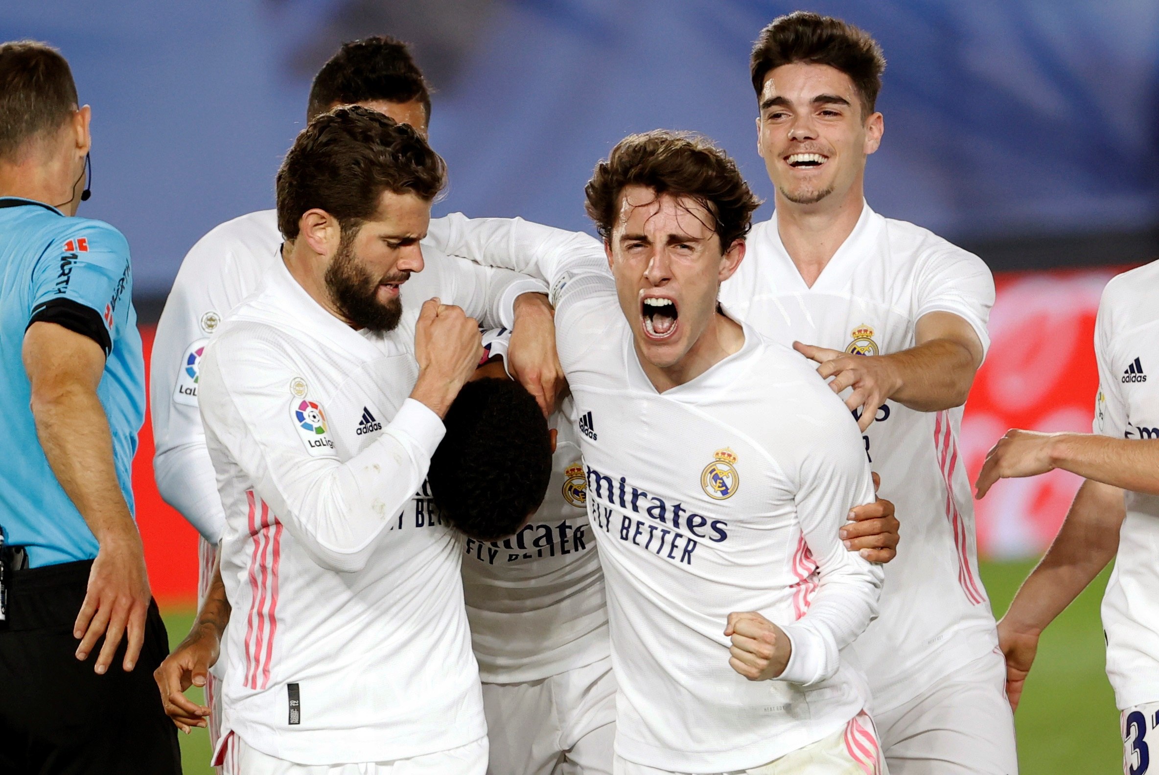 Los jugadores del Real Madrid celebran el primer gol del equipo madridista contra el Osasuna. (Foto Prensa Libre: EFE).