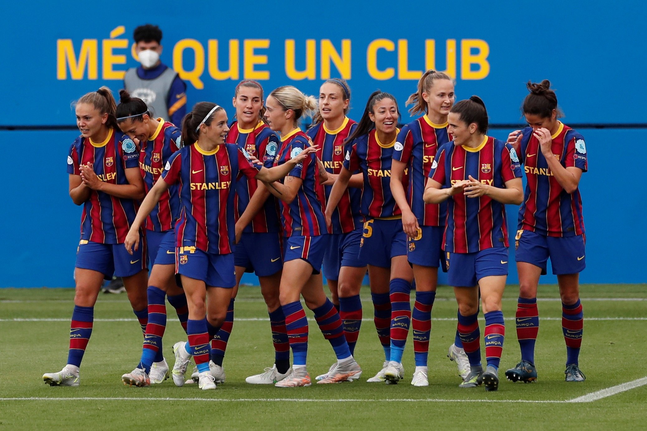 Las jugadoras del FC Barcelona celebran el segundo gol conseguido ante el PSG. (Foto Prensa Libre: EFE)