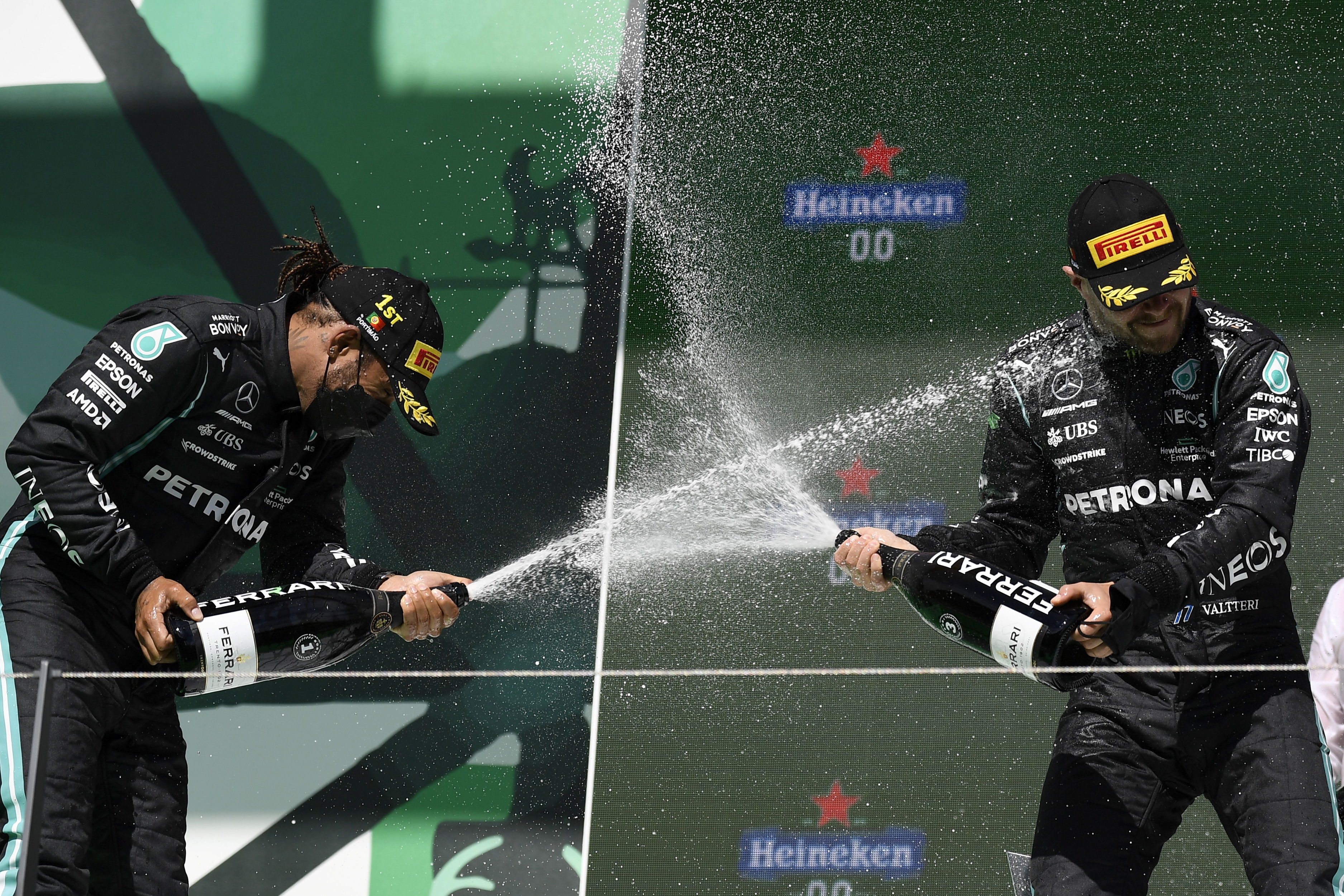 Lewis Hamilton y Valtteri Bottas celebran el podio después de dominar en el Gran Premio de Portugal.  (Foto Prensa Libre: EFE).