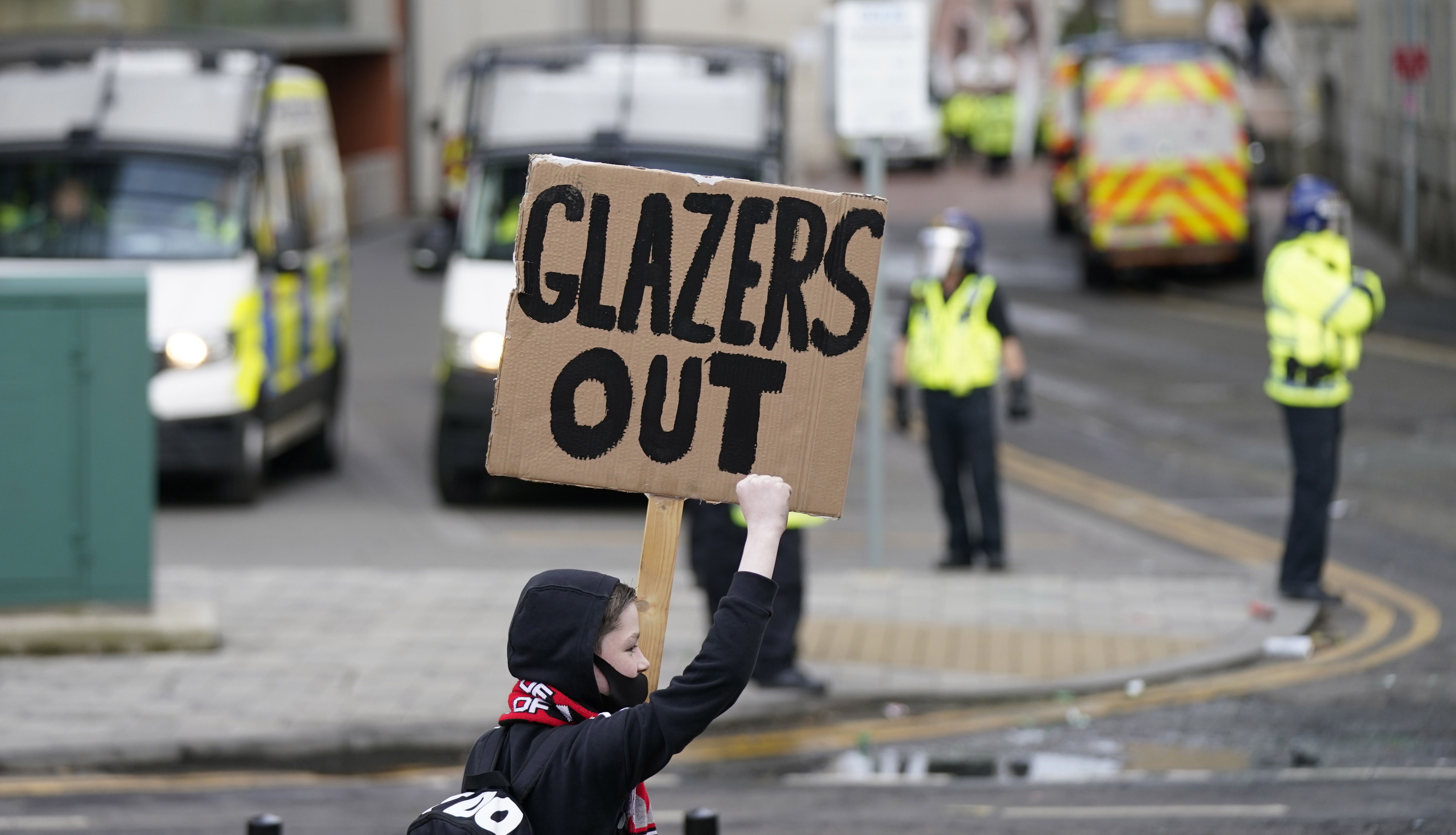 Los aficionados del Manchester United mostraron su enojo hacia la familia Glazer. (Foto Prensa Libre: EFE)