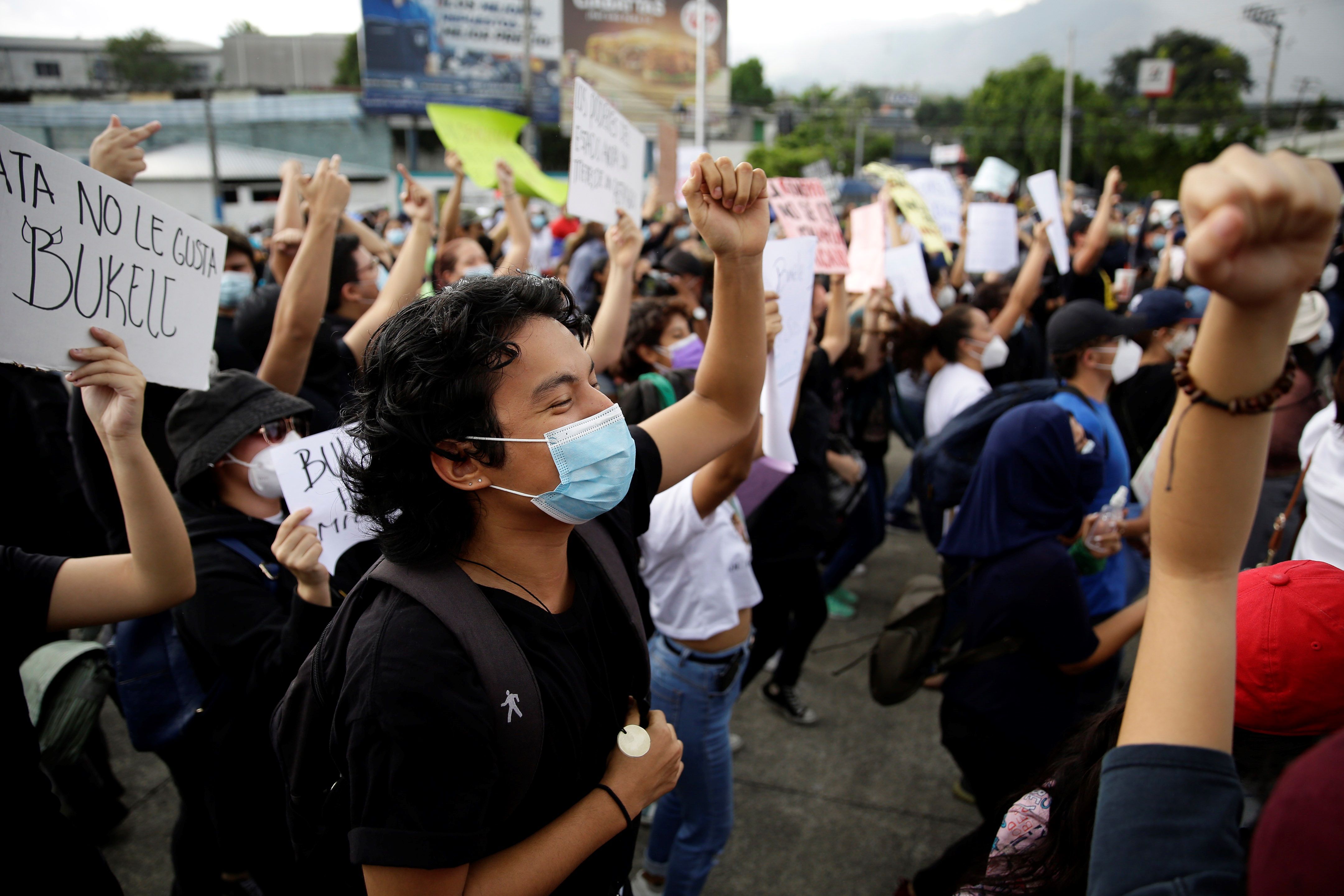 Manifestantes protestan en contra de la  destitución de los magistrados constitucionales que ha provocado una crisis política en el país. (Foto Prensa Libre: EFE)