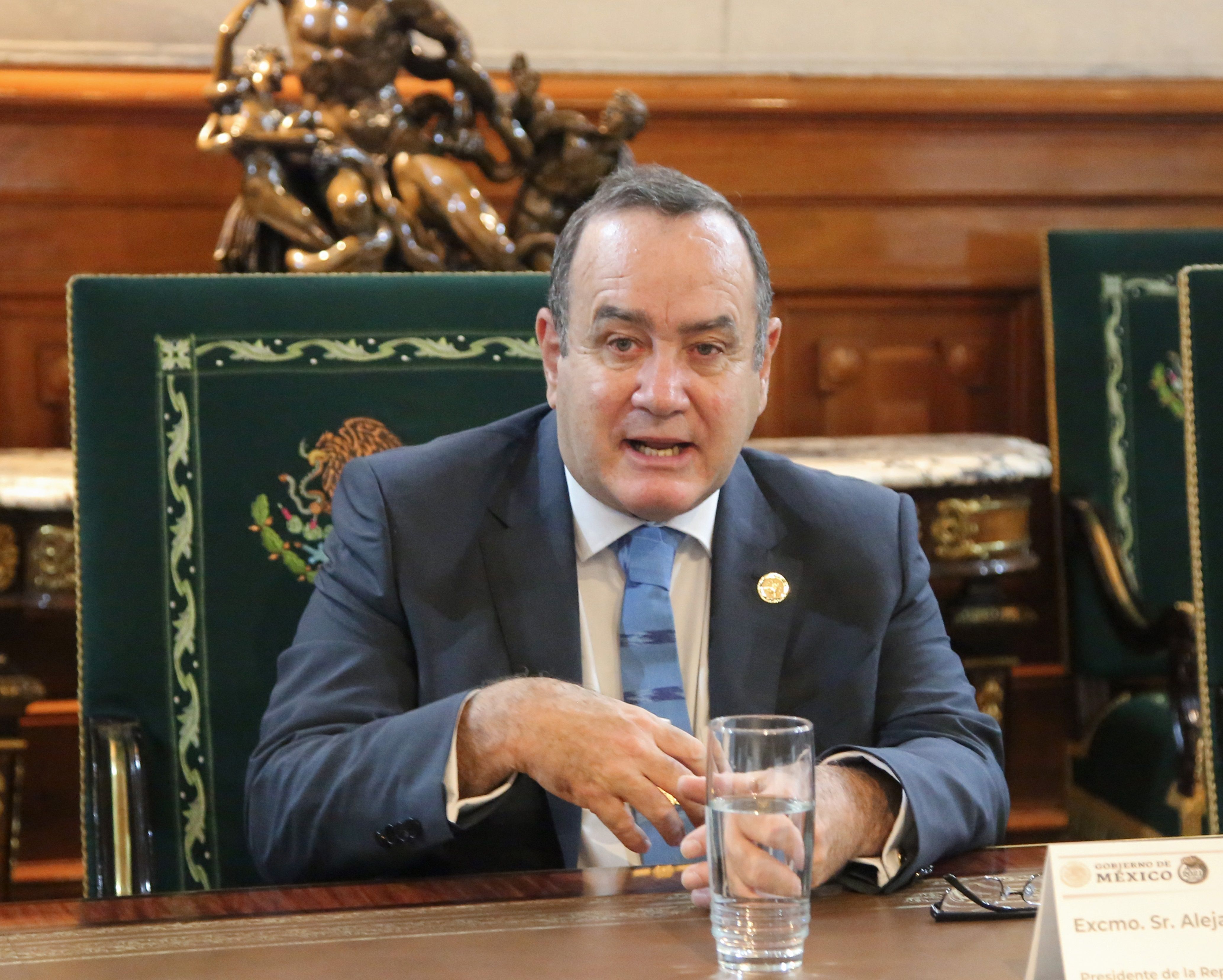 MEX946.CIUDAD DE MÉXICO (MÉXICO), 04/05/2021.- Fotografía cedida por la presidencia de México del presidente de Guatemala Alejandro Giammattei durante una reunión con su homólogo de México, Andrés Manuel López Obrador (fuera de cuadro), hoy en Palacio Nacional en la Ciudad de México (México). El Gobierno mexicano extenderá sus programas sociales a Guatemala en medio de un creciente flujo migratorio, anunció este martes el presidente Andrés Manuel López Obrador tras una reunión con su homólogo Alejandro Giammattei. EFE/ Presidencia De México SOLO USO EDITORIAL SOLO DISPONIBLE PARA ILUSTRAR LA NOTICIA QUE ACOMPAÑA (CRÈDITO OBLIGATORIO)