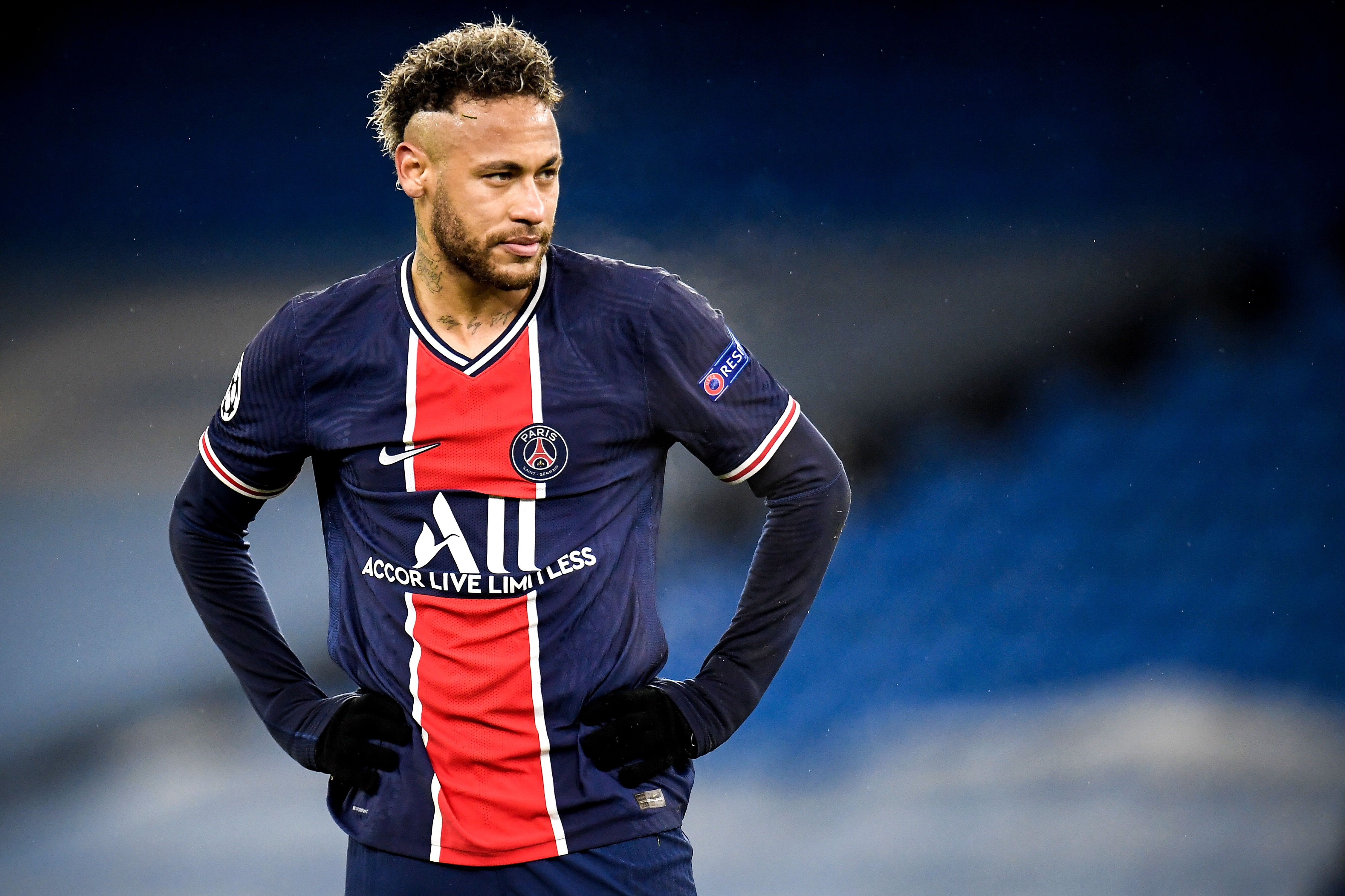 El jugador brasileño Neymar está considerando irse del PSG, según la prensa francesa. (Foto Prensa Libre: EFE)