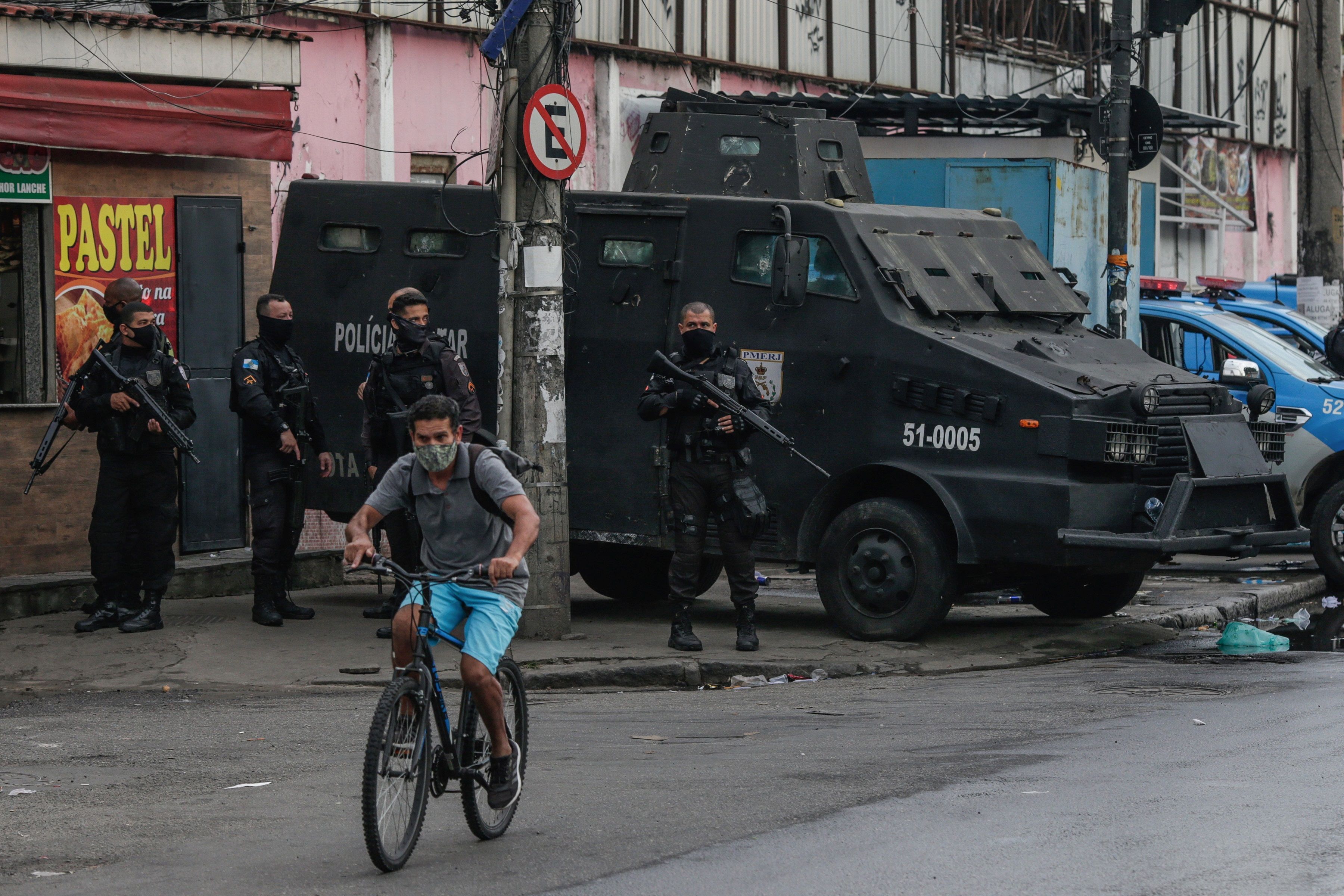 Un operativo contra presuntos narcotraficantes en las favelas de Río de Janeiro dejó al menos 28 muertos. (Foto Prensa Libre: EFE)