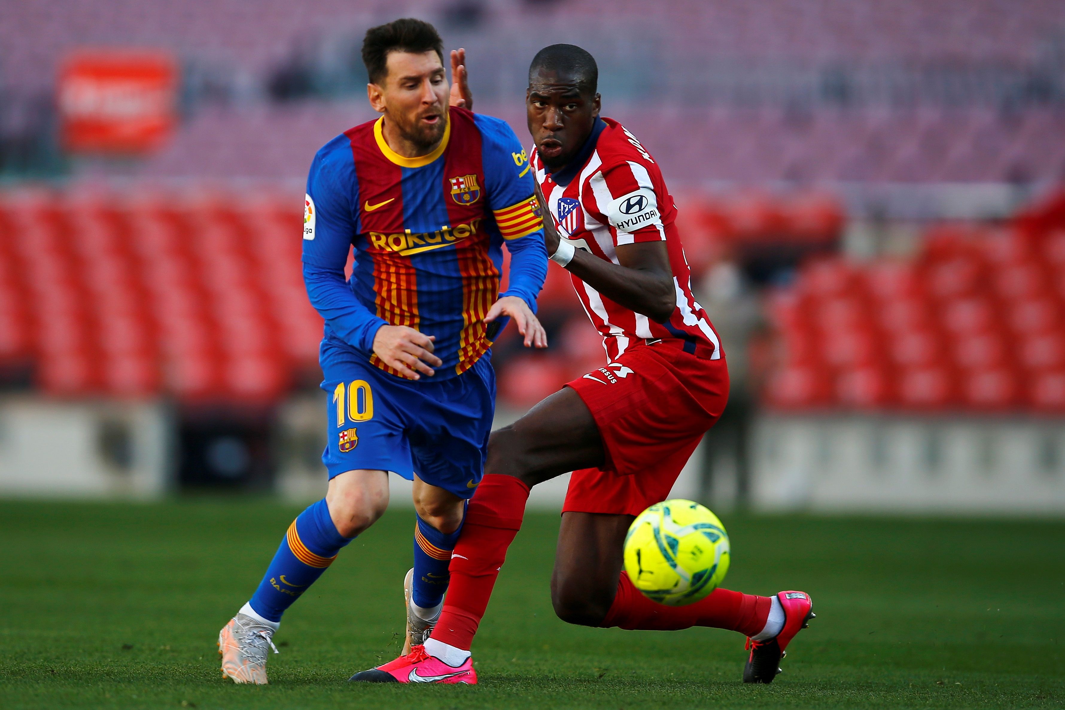 GRAFCAT2852. BARCELONA, 08/05/2021.- El jugador del FC Barcelona Leo Messi recibe la falta de Geoffrey Kondogbia, del Atlético de Madrid, durante el partido de LaLiga que ambos equipos disputan esta tarde en el Camp Nou de Barcelona. EFE/Enric Fontcuberta