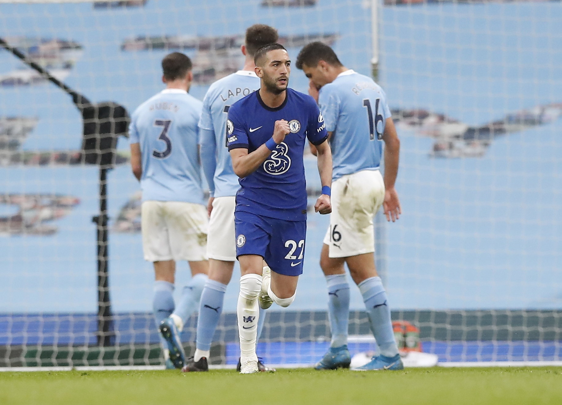 Hakim Ziyech, del Chelsea, celebra después de anotar contra el  Manchester City en el partido de la Premier League. (Foto Prensa Libre: EFE).