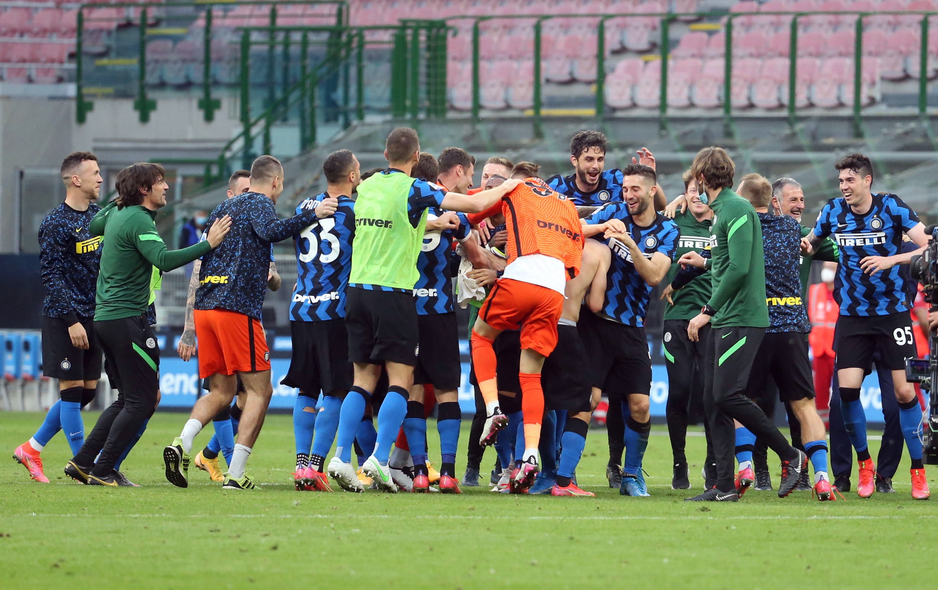 Los jugadores del Inter de Milán festejan el triunfo contra la Sampdoria. (Foto Prensa Libre: EFE).