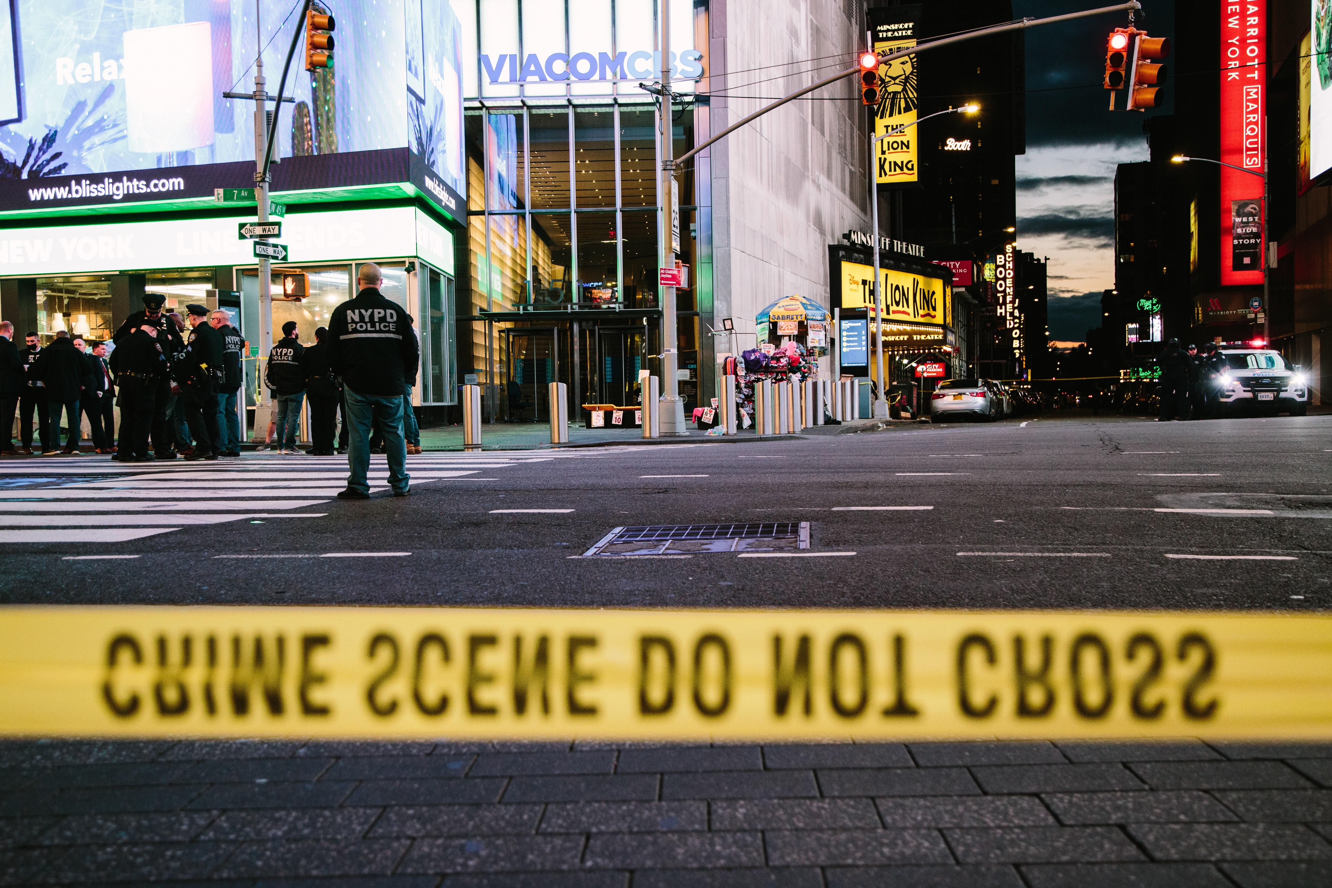 -FOTODELDÍA- EA7079. NUEVA YORK (EEUU), 09/05/2021.- La policía local de Nueva York desalojada parcialmente Times Square después de que un atacante hiriera en un tiroteo a dos mujeres y una niña, este 8 de mayo. La policía busca al atacante, según informaron medios locales. EFE/Alba Vigaray