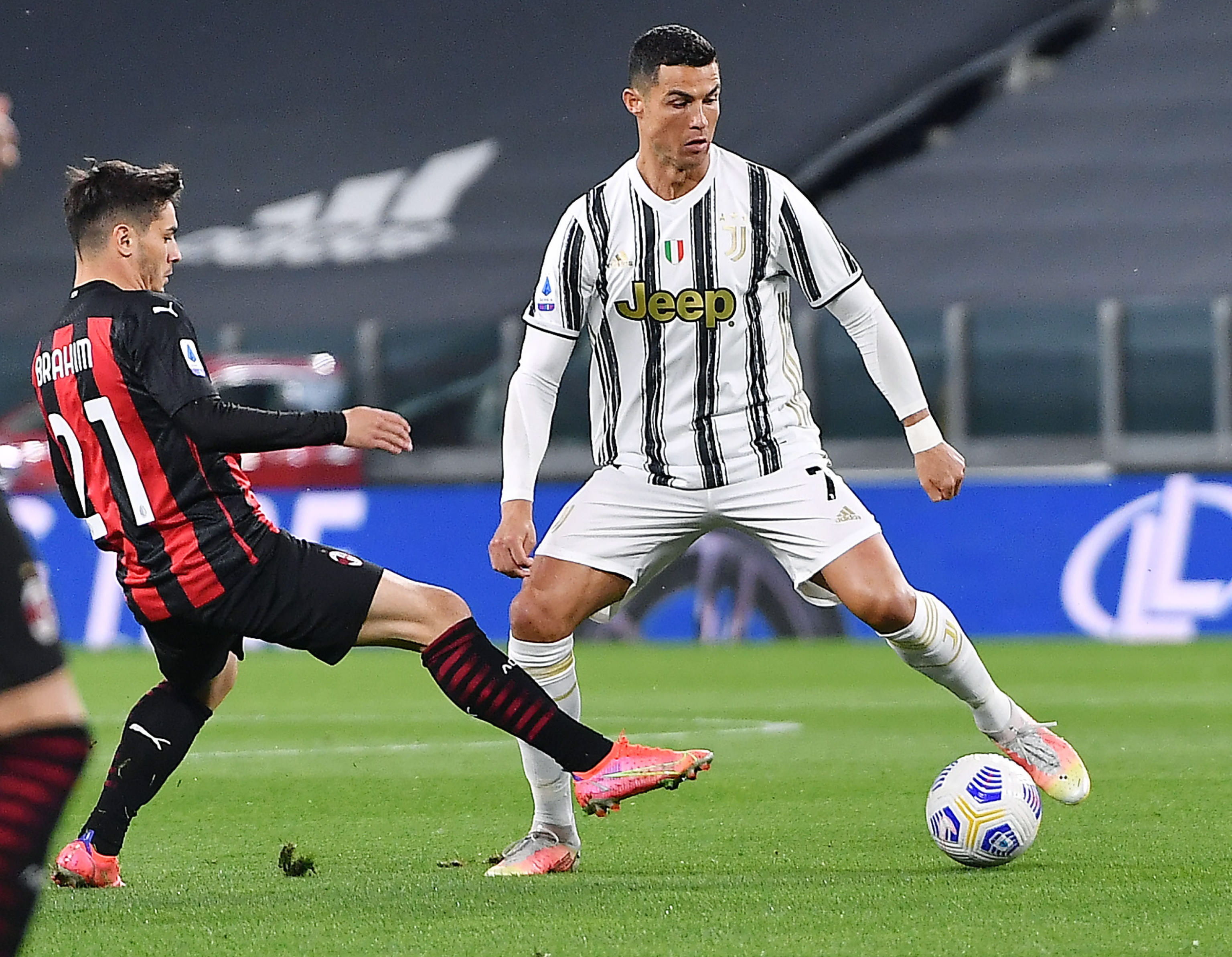 Turin (Italy), 09/05/2021.- Juventus'Äô Cristiano Ronaldo and Milan'Äôs Ibrahim Diaz in action during the Italian Serie A soccer match Juventus FC vs AC Milan at the Allianz Stadium in Turin, Italy, 9 May 2021. (Italia, Estados Unidos) EFE/EPA/ALESSANDRO DI MARCO