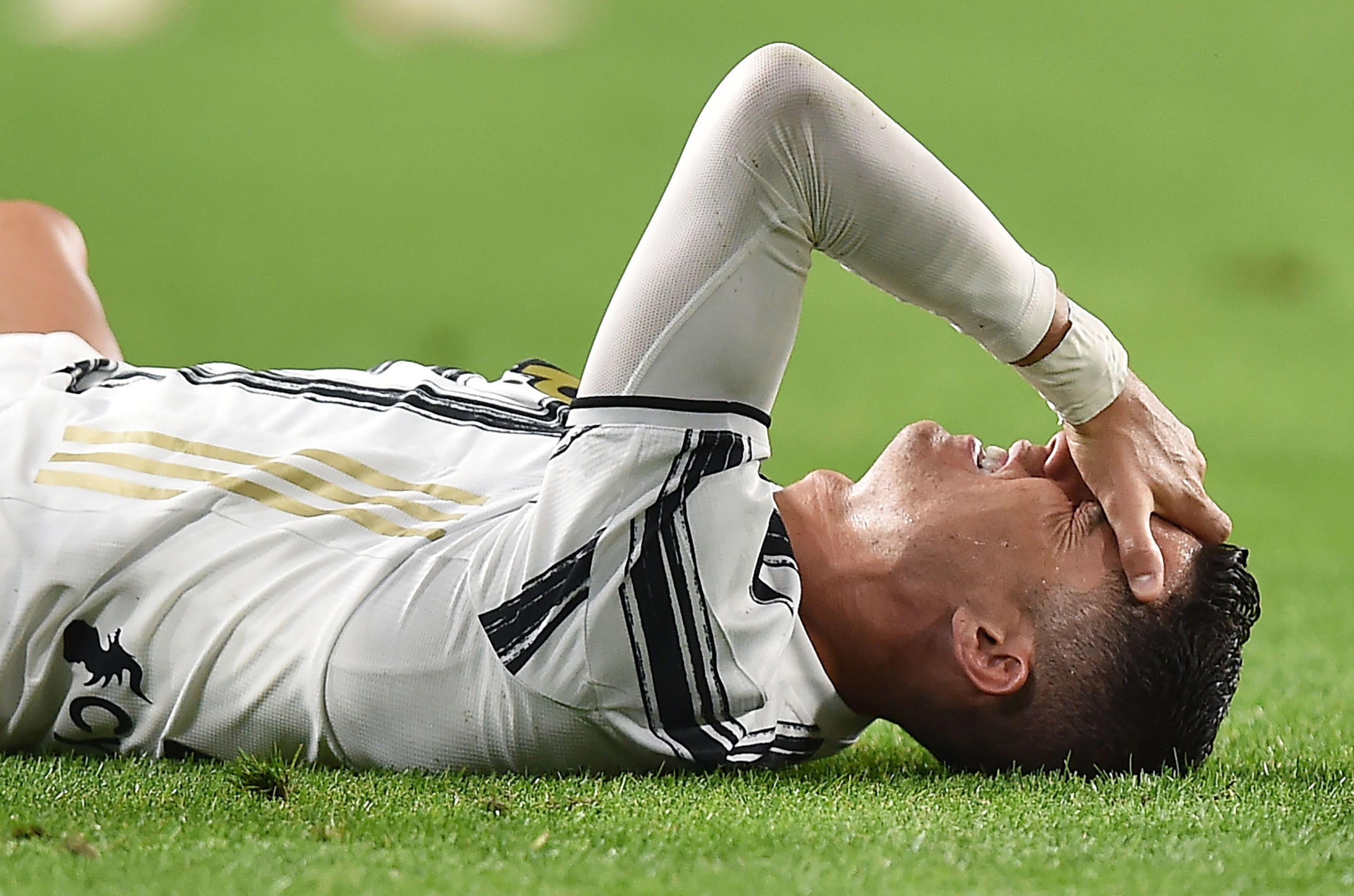 Cristiano Ronaldo se lamenta después de la derrota de la Juventus FC contra el  AC Milan. (Foto Prensa Libre: EFE).