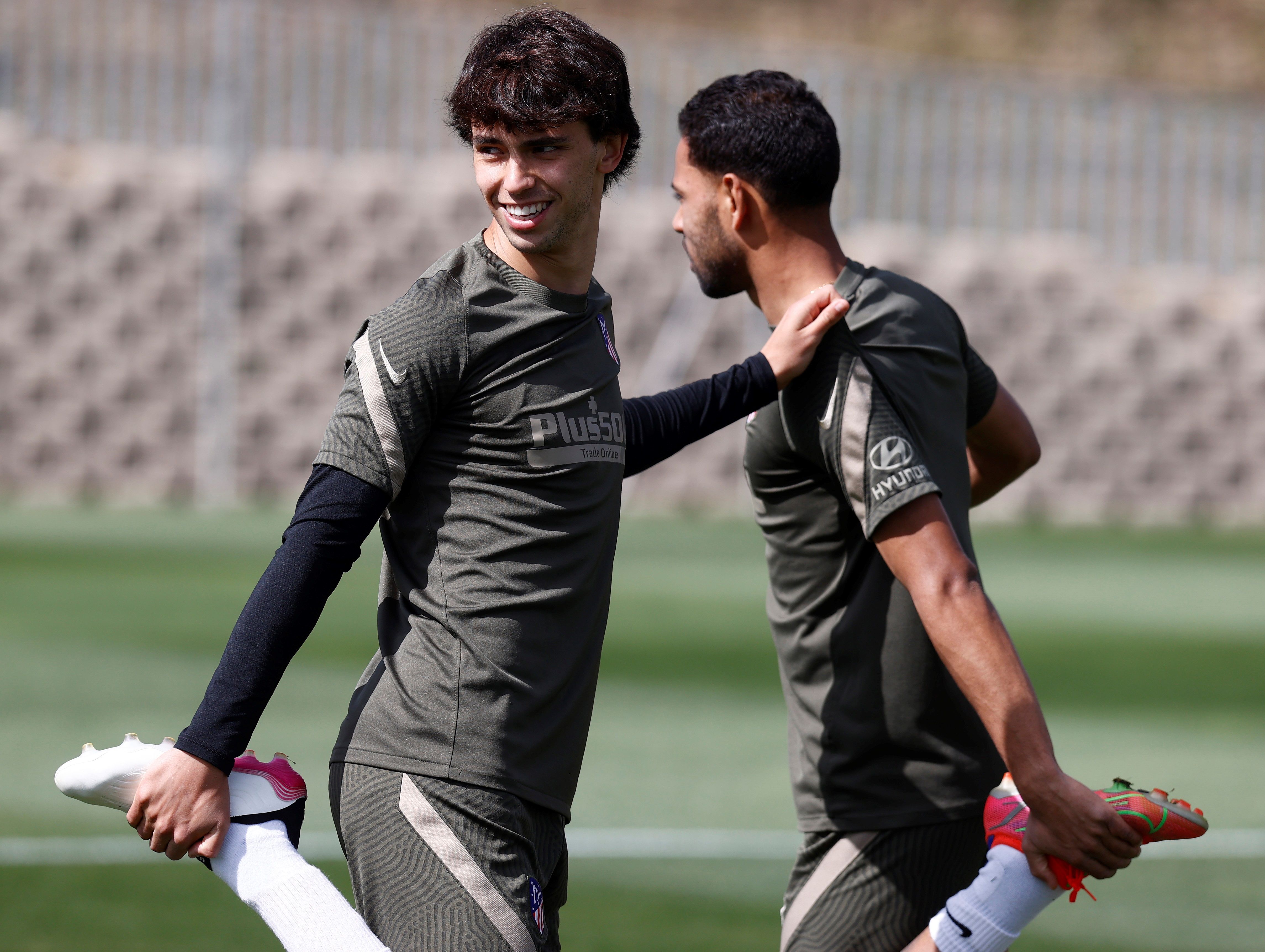 GRAF3876. MAJADAHONDA, 10/05/2021.- El delantero portugués del Atlético de Madrid, Joao Félix (i) durante el entrenamiento del equipo en la Ciudad Deportiva Wanda en Majadahonda (Madrid), este lunes. El Atlético se enfrentará a la Real Sociedad el próximo miércoles. EFE/ Atleticodemadrid.com / - SOLO USO EDITORIAL/SOLO DISPONIBLE PARA ILUSTRAR LA NOTICIA QUE ACOMPAÑA (CRÉDITO OBLIGATORIO) -