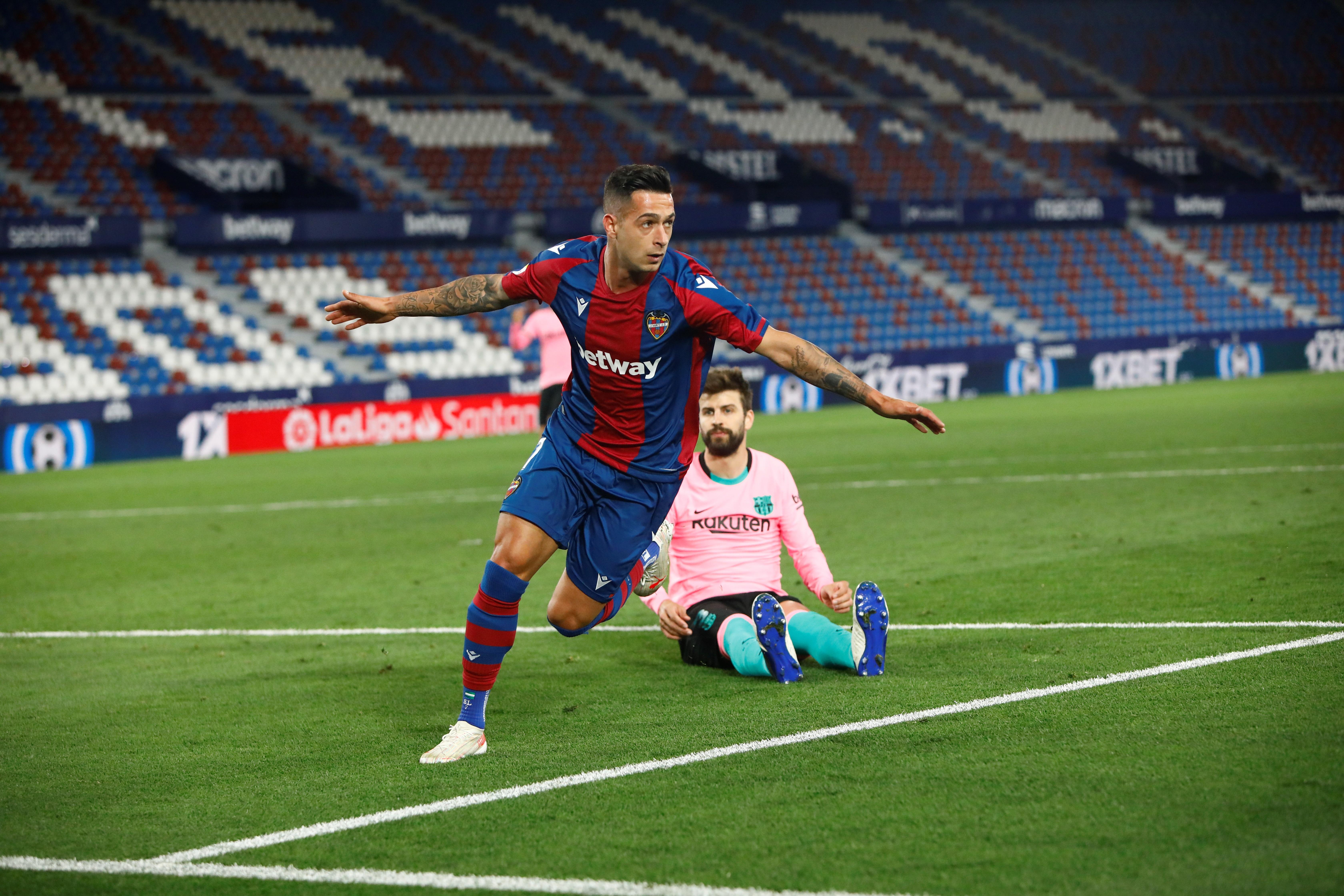 El jugador del Levante, Sergio León, celebra el tercer gol en presencia del defensa del Barcelona, Gerard Piqué. Foto Prensa Libre: EFE.