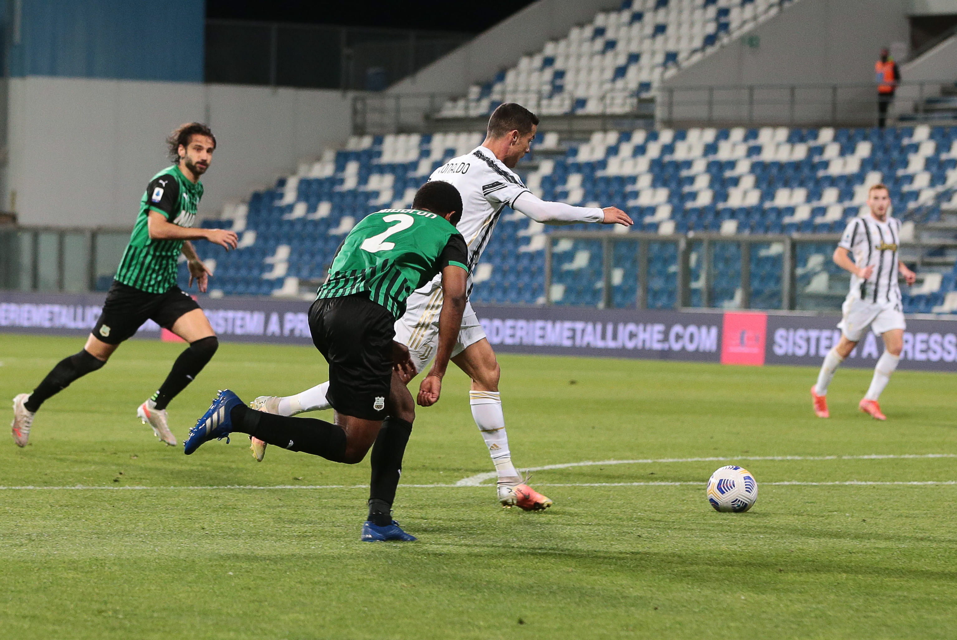 Este fue el momento en que Cristiano Ronaldo dribló al defensa del Sassuolo y marcó el 0-2 provisional. Su gol 100 con la Juventus.  Foto Prensa Libre: EFE.