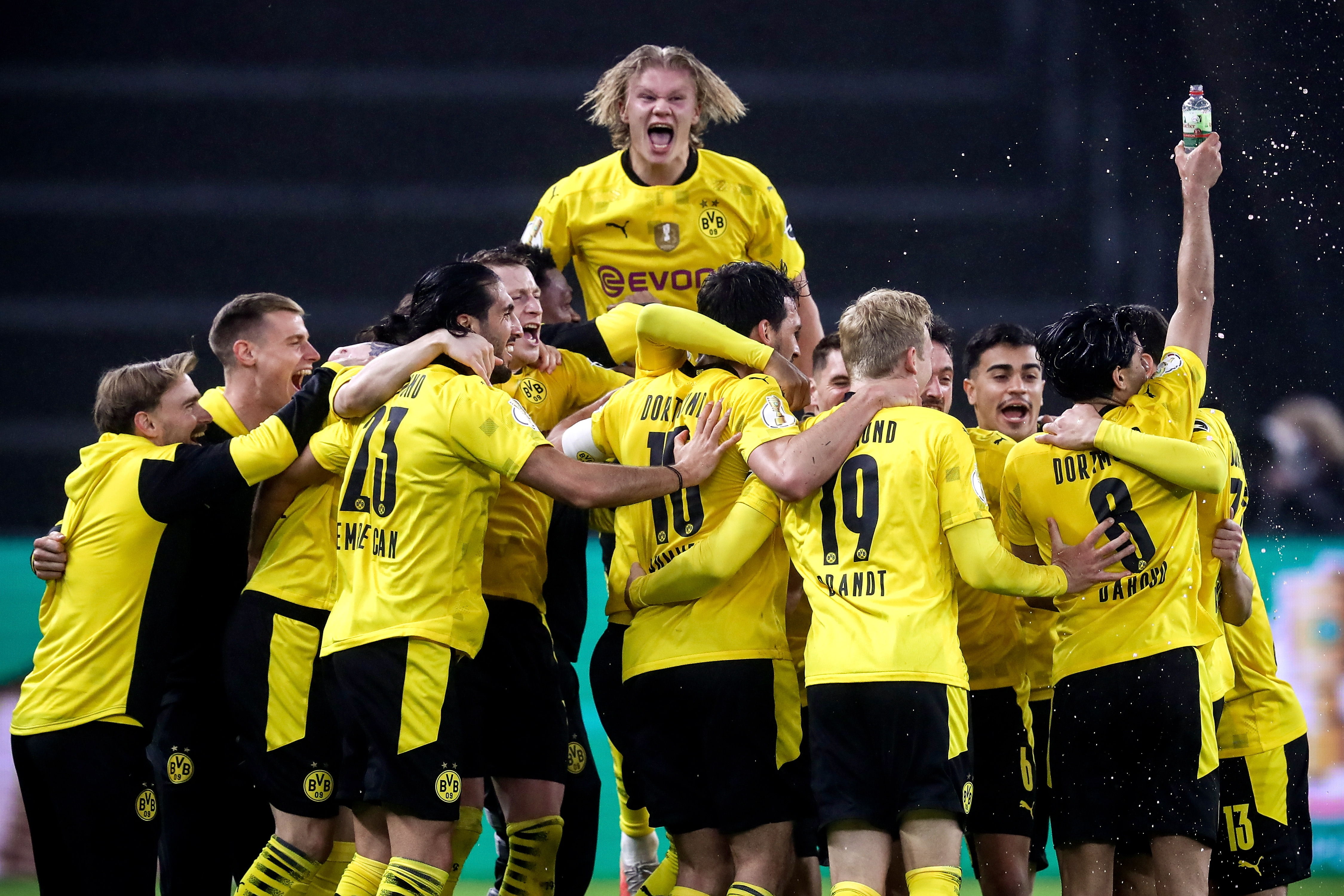El Borussia Dortmund celebra haber conseguido la Copa Alemania. Foto Prensa Libre: EFE.