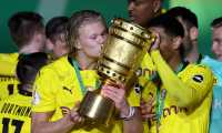 Berlin (Germany), 13/05/2021.- Dortmund's Erling Haaland (L) kisses the trophy as his teammates celebrate after winning the German DFB Cup final soccer match between RB Leipzig and Borussia Dortmund in Berlin, Germany, 13 May 2021. (Alemania, Rusia) EFE/EPA/MARTIN ROSE / POOL (CONDITIONS - ATTENTION: The DFB regulations prohibit any use of photographs as image sequences and/or quasi-video.)