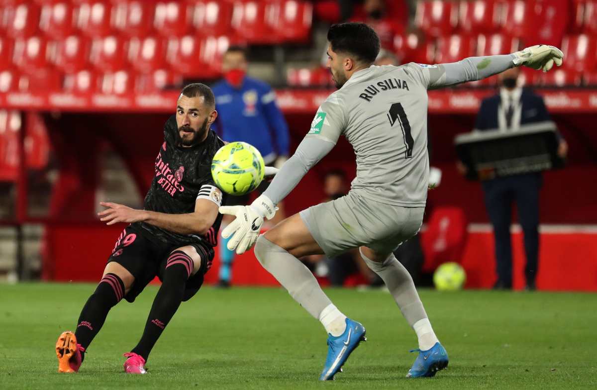 El Real Madrid golea al Granada y sostiene la emoción por conseguir La Liga