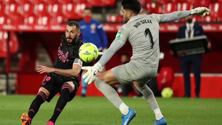 El delantero francés del Real Madrid, Karim Benzema, aprovecha el error del  guardameta portugués del Granada, Rui Silva, y  patea el balón para marcar el 1-4 definitivo. Foto Prensa Libre: EFE.