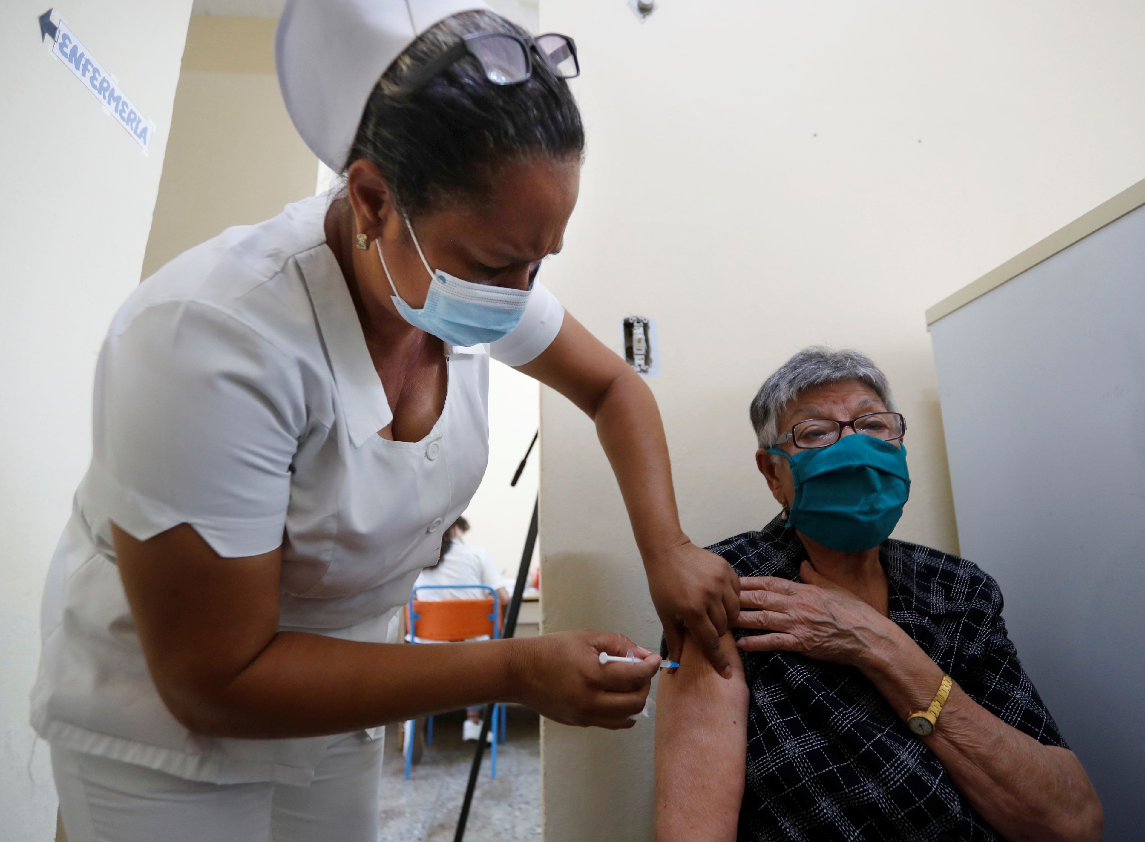 El mundo continúa en alerta por el avance del coronavirus y el poco acceso a las vacunas por parte de países con menos recursos económicos. (Foto Prensa Libre: EFE)