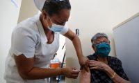 El mundo continúa en alerta por el avance del coronavirus y el poco acceso a las vacunas por parte de países con menos recursos económicos. (Foto Prensa Libre: EFE)
