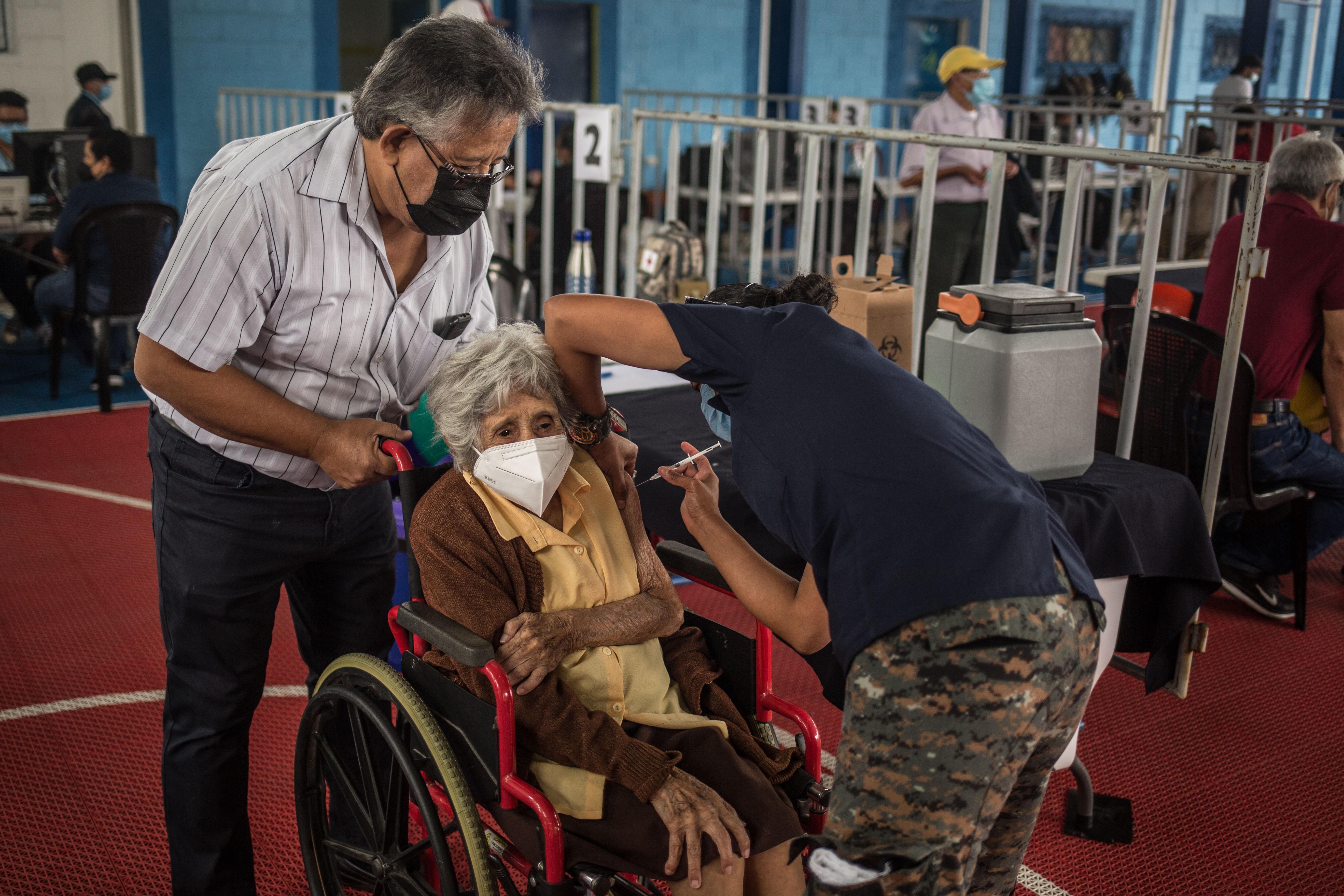 Guatemala es uno de los peores países del mundo en cuanto a vacunación. Actualmente se vacuna solo a adultos mayores. (Foto Prensa Libre: EFE)