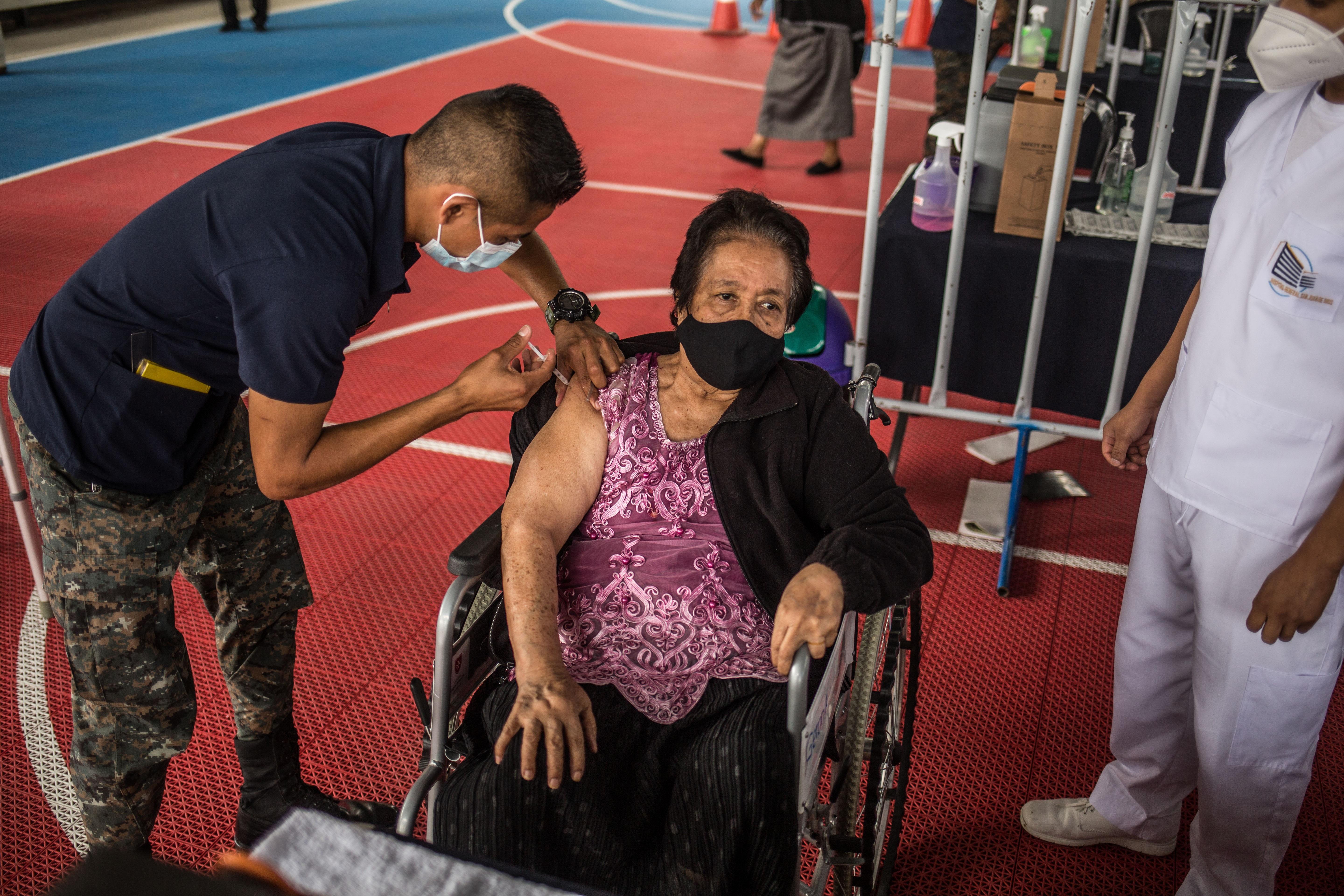 AME7957. CIUDAD DE GUATEMALA (GUATEMALA), 14/05/2021.- Personas de la tercera edad se vacunan hoy viernes, contra el coronavirus en la segunda fase de vacunación en el parque Gerona en Ciudad de Guatemala. El presidente de Guatemala, Alejandro Giammattei, afirmó este viernes que su país recibirá el próximo lunes un nuevo lote de vacunas Sputnik V de fabricación rusa contra la covid-19. La nación centroamericana le ha suministrado el esquema completo (dos dosis) de vacunación a 2.521 personas y la primera dosis a 257.247 personas, desde que el pasado 25 de febrero comenzó a aplicar inmunizadores. EFE/Esteban Biba