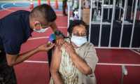 La vacunación en el país ha disminuido debido a la escasez de vacunas contra el coronavirus. (Foto Prensa Libre: EFE)