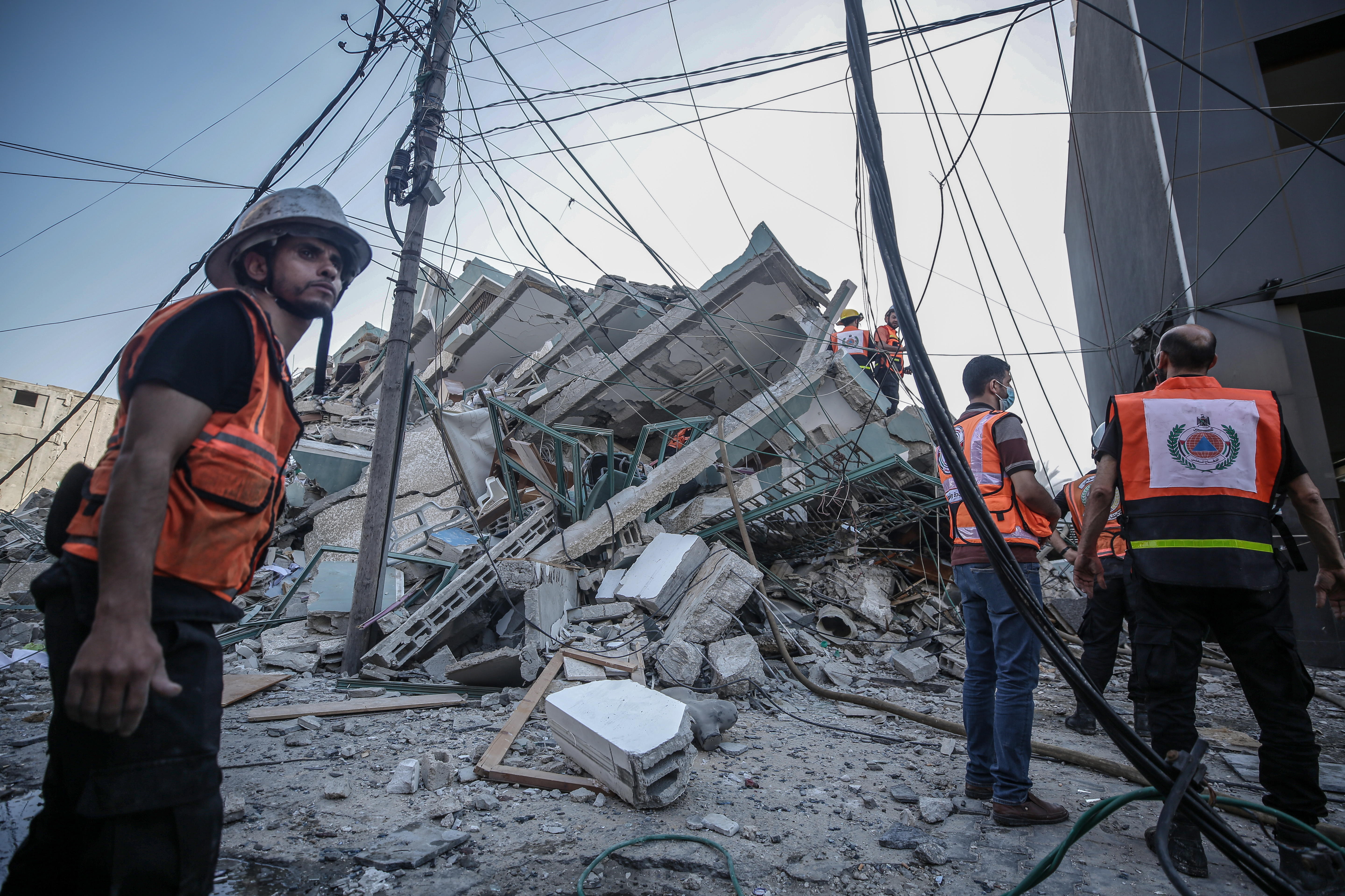 Palestinos inspeccionan los escombros del edificio Al-Jalaa, que reunía a varias agencias de noticias internacionales. (Foto: EFE)